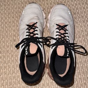 Size 10 Women’s On Cloud Clouflyers